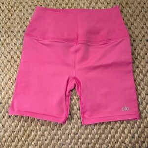 NWOT Ribbed Alo Biker Short in Bubblegum Pink color